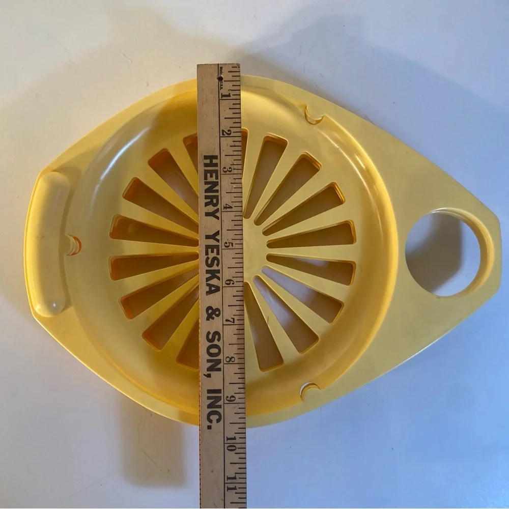 Set of 4 Vintage Frem Corp. Yellow Plastic Plate & Cup Holders Picnic BBQ Trays